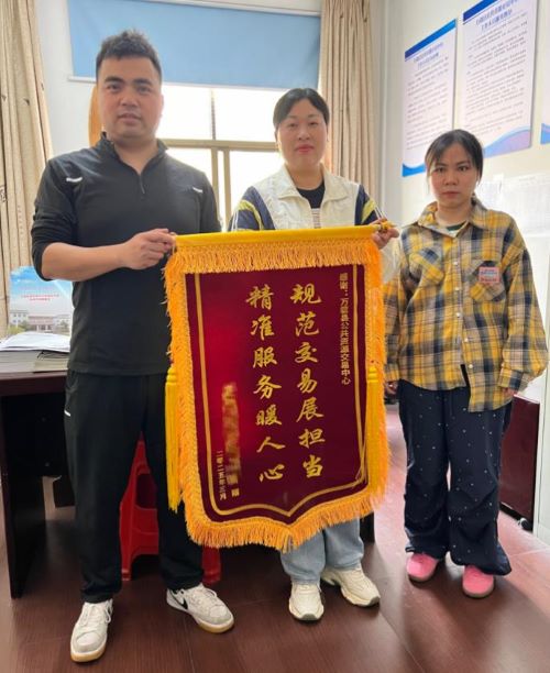 江西万载：延时服务“不打烊” 护航交易顺利开展