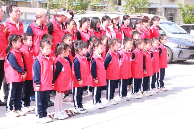 小小双手爱劳动 二幼社区齐行动——广昌县第二幼儿园劳动节社会实践活动