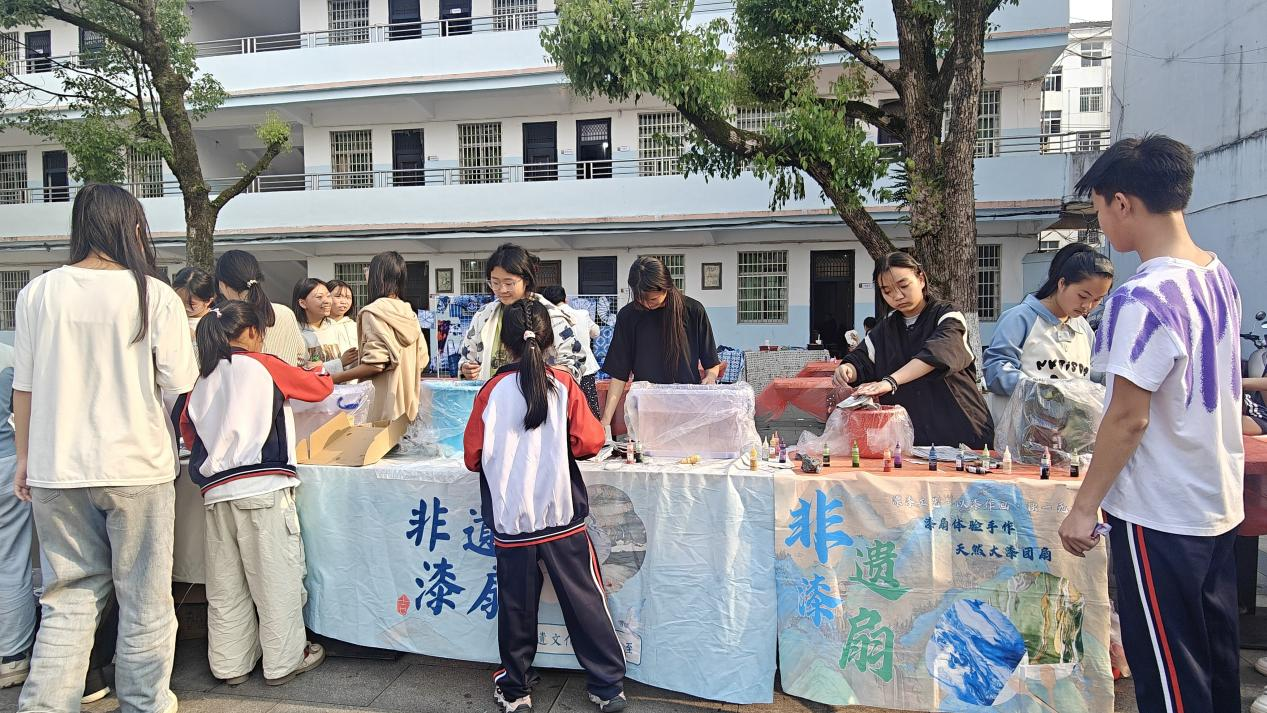 崇仁县道南学校师生邂逅非遗漆扇扎染，共赴传统艺术之约