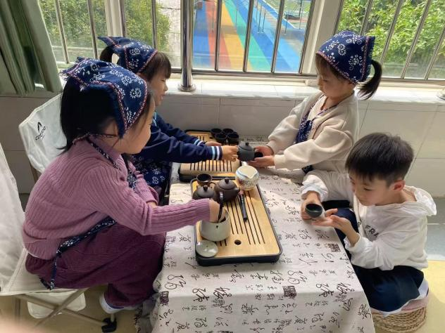劳动享乐趣，行动正当时——崇仁县幼儿园关工委开展五一劳动节活动