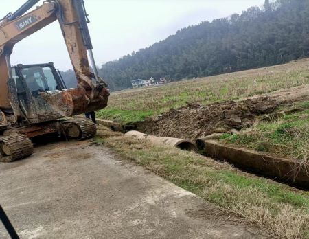 江西万载：全力抢修灌溉水渠 保障农田春耕用水