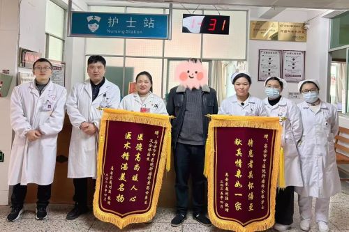 “一面不够，要送两面！” 高安市中医院温情服务获赠两面锦旗