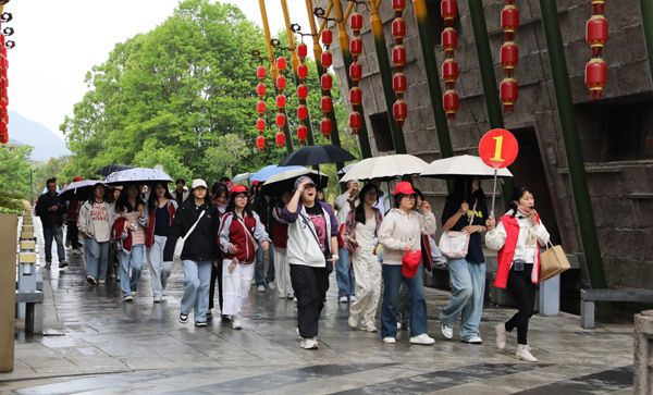 迎安徽千人研学团 探秘龙虎山“天然课堂”