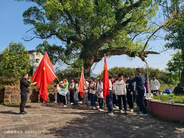 缅怀英烈志，共铸中华魂——初一学生祭扫赵博生烈士陵园