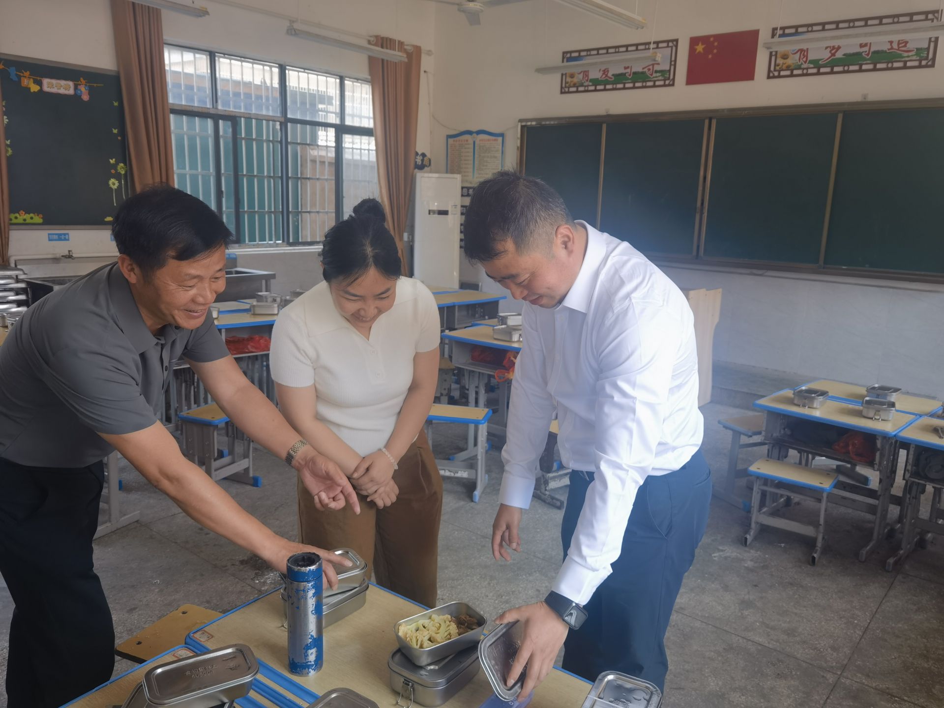 南城县株良镇党委副书记、镇长尧志强一行到株良小学开展校园食品安全检查工作