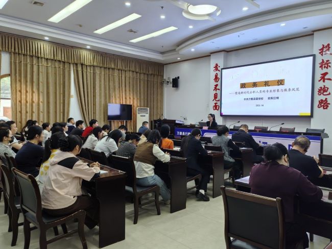 万载县行政审批局：礼仪赋能展风采 服务提质树标杆