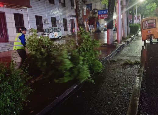 江西万载：大风暴雨来袭 环卫奋战保畅通
