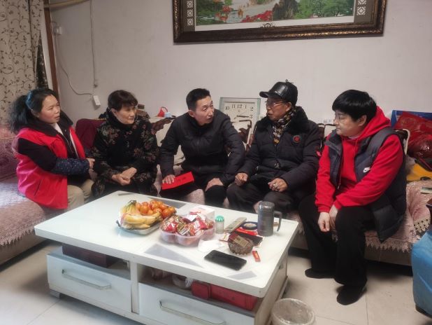 崇尚英烈 关爱烈属——丰城市剑光街道向阳社区清明节走访慰问抗洪烈士家属