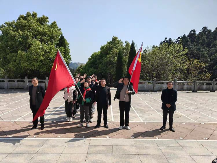 缅先烈丰功伟绩 传红色不朽精神——南城县株良中学举行清明祭扫活动﻿