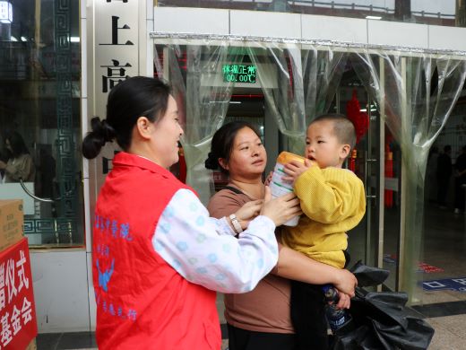 上高县中医院：五载公益路 爱心护童行