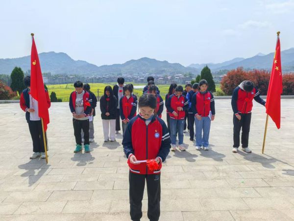 清明祭英烈 共上“行走的思政课”——宜春市袁州区水江中学开展清明节主题活动