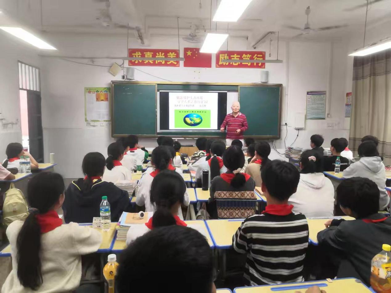 县关工委“关爱”报告团走进南城二中，点燃爱国教育新热潮