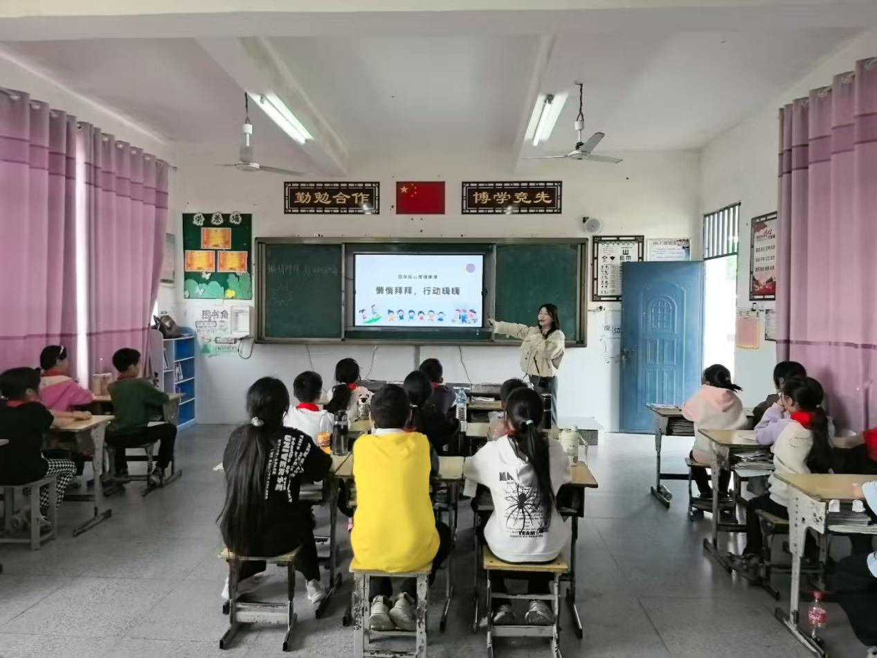 送课播撒智慧种   足球点燃少年风——记南城县泰伯小学教育集团送课下乡及集团校足球联赛