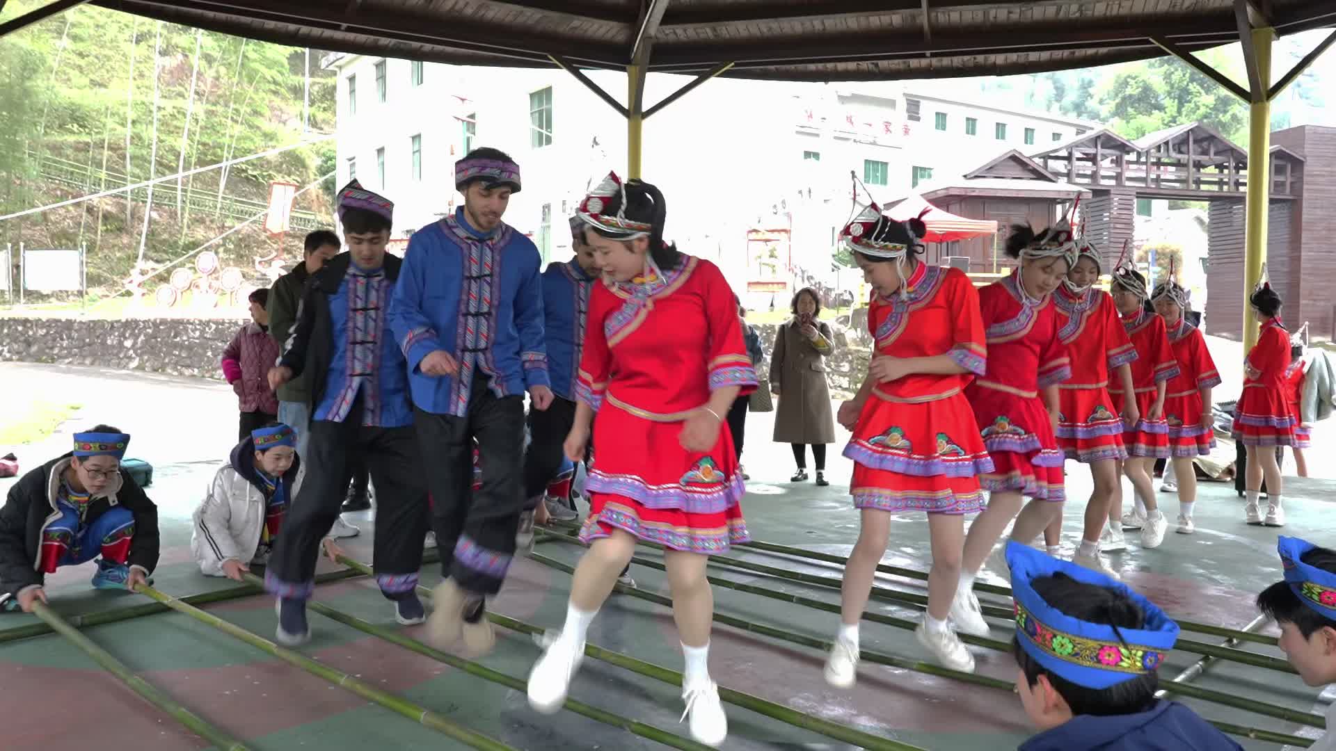 3月31日，“乐享三月三·民族大联欢”暨徒步登山活动在贵溪市樟坪畲族乡盛大举行
