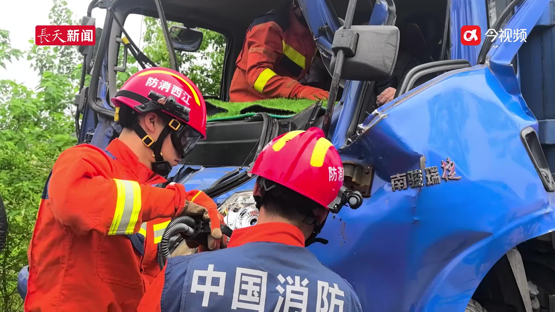 江西乐平：两车相撞一人被困后 消防紧急救援