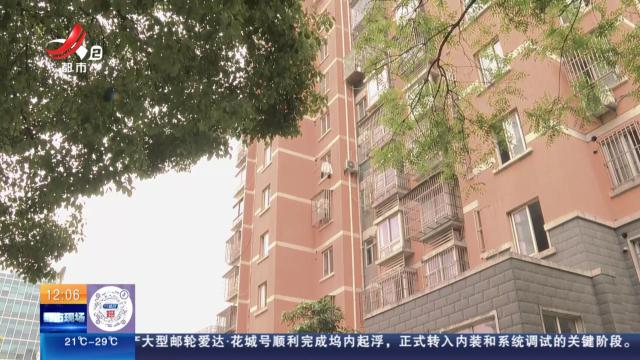 【放眼天下】上海：年轻女子赌气爬出窗外 两民警涉险飞身救人