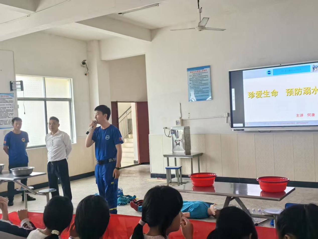 崇仁县相山中学开展防溺水应急救护宣传活动