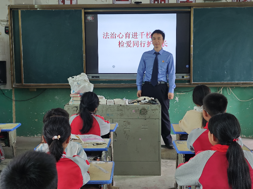  寓教于乐 共筑法治防线——金溪县左坊镇中小学校成功举办法治宣传教育活动