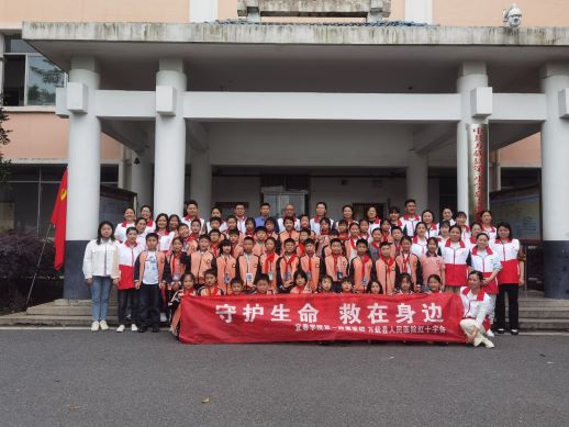 医校携手 “救”在身边——万载县人民医院入校开展“防溺水自救及海姆立克急救法”专题培训