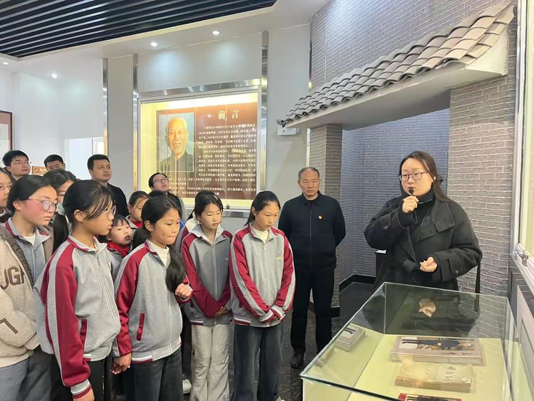 德润赣鄱·传承红色基因——东乡区马圩中小学“清明祭英烈”活动