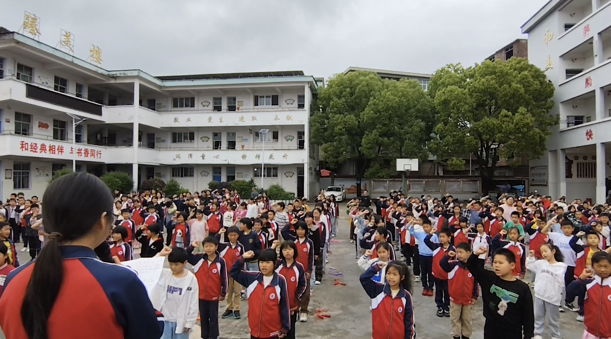 乐安县湖坪乡中心小学开展防溺水安全教育宣誓签名活动