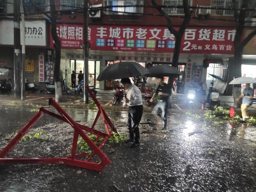 冲锋在前 风雨之中彰显担当——丰城市剑光街道民兵全力应对强对流天气