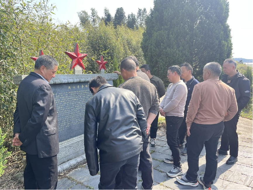 缅怀先烈，传承精神——南城县洪门中学开展清明祭扫活动