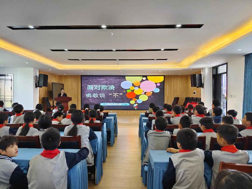 “法治心育进千校 检爱同行护成长” ——暨高新二小法治副校长开展防欺凌、防性侵专题讲座