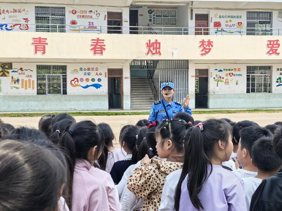 筑牢安全屏障 守护师生健康——蓝豹救援队进校园开展防溺水实战演练
