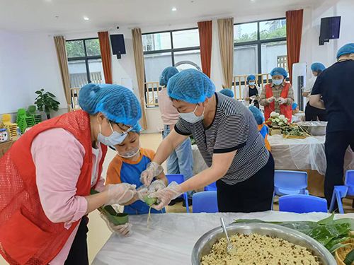鹰潭月湖：双节相逢 法伴童心 “粽”享童趣