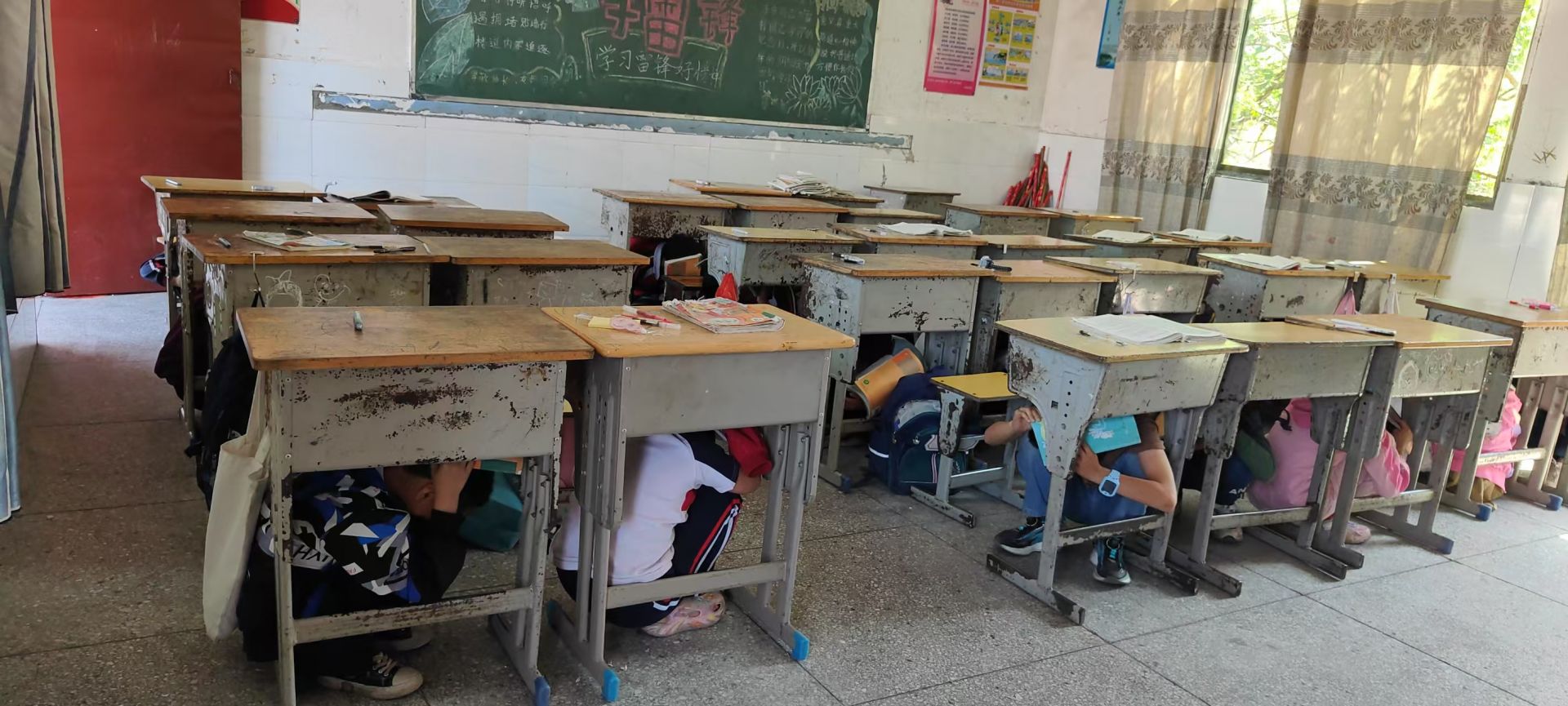 乐安县戴坊小学举行防震避险应急演练