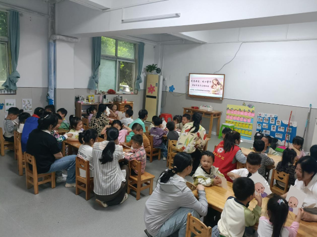 感恩母爱 暖心童行——宜春经开区金园街道马王塘社区开展母亲节亲子主题活动