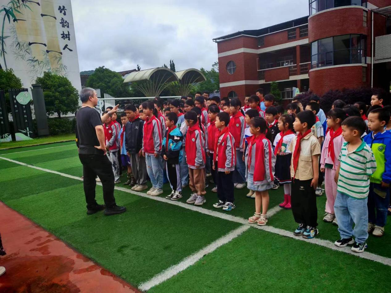 筑牢安全防线，共护生命之花——资溪县马头山镇中心小学防溺水安全全体签名仪式圆满举行