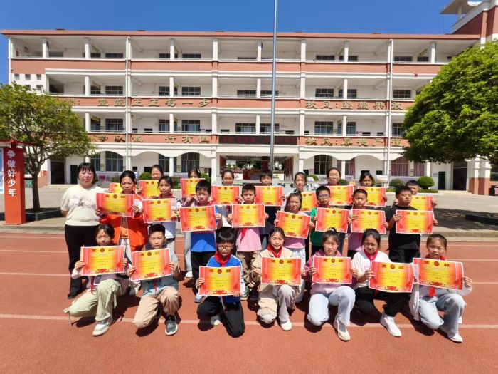 巧手童心 九游娱乐平台学具总动员——铜鼓县三都镇中心小学开展数学学具制作比赛(图1)