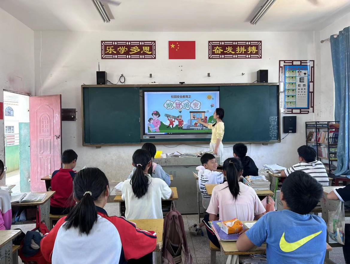 筑牢安全防线 守护生命之花——崇仁县六家桥乡中心小学关工委组织开展防震减灾应急演练活动