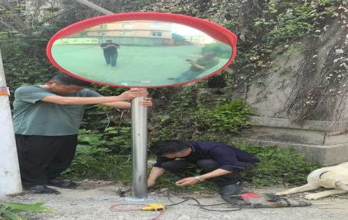 “小镜子”折射大安全 万载县罗城镇安装“广角反光镜”守护学生平安路