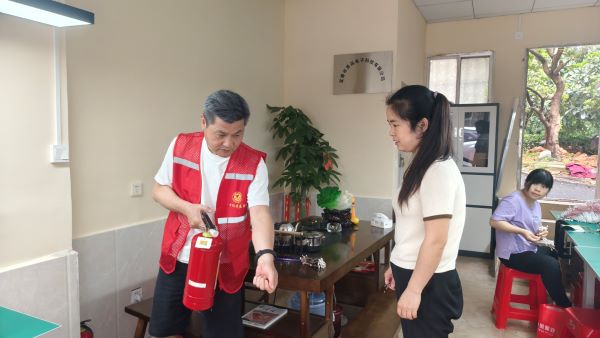宜春市袁州区凤凰街道：“九小场所”细排查 守护平安再“加码”