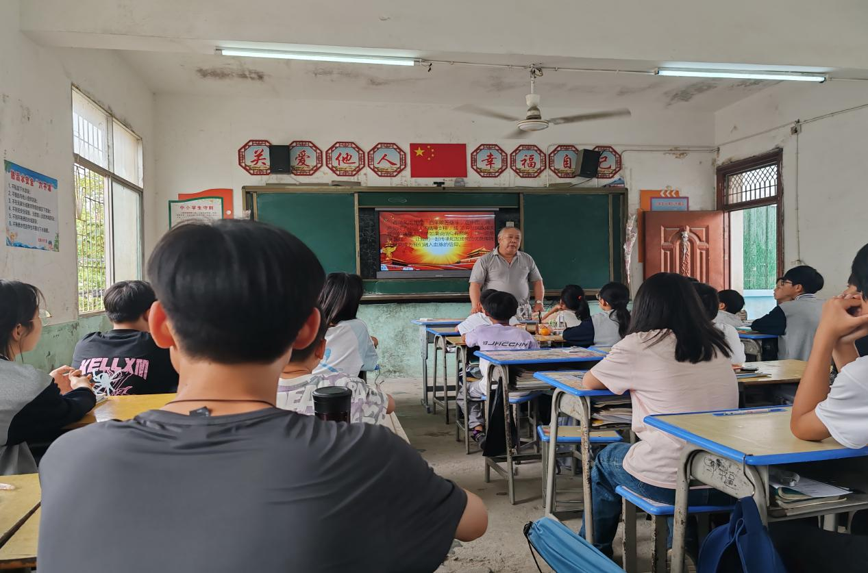 双鬓染霜育桃李 丹心一片润春苗——高新二小“五老”关爱宣讲进课堂
