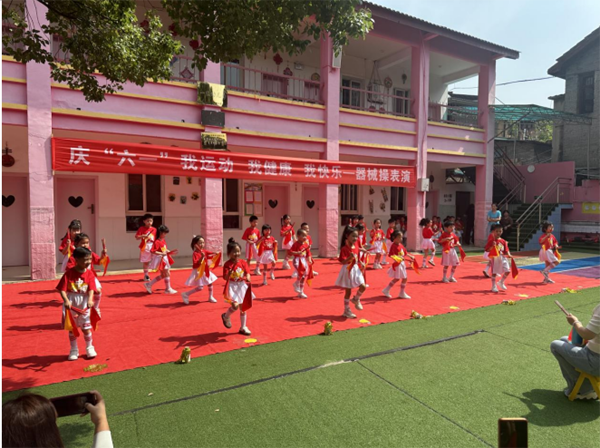 鹰潭市月湖区江边街道东风巷社区开展庆六一“我运动 我健康 我快乐”器械操表演