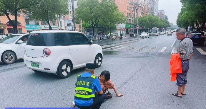 江西万载：救助受伤群众 传递社会正能量