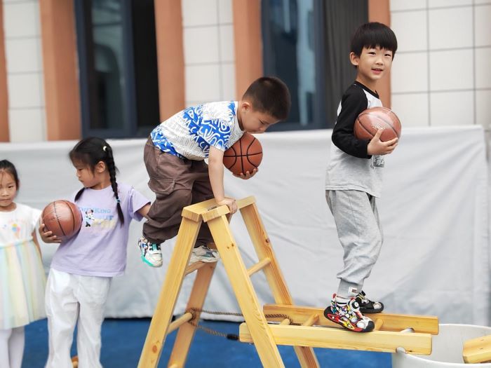 攀爬游戏趣无穷 萌娃乐玩绽欢颜——宜丰县幼儿园开展户外游戏活动