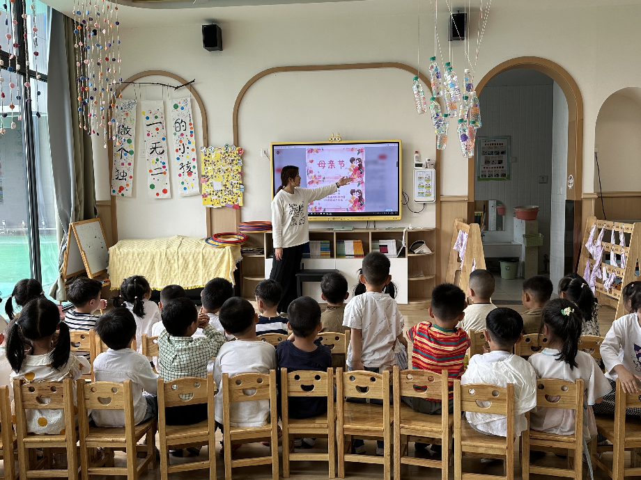 崇仁县第四幼儿园关工委开展“小手创大爱，童心送母亲”母亲节系列活动