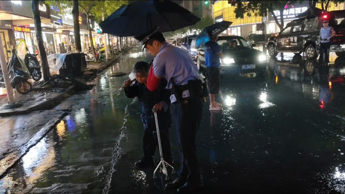 万载特巡警大队：暖心救助迷途老人 温情守护平安回家