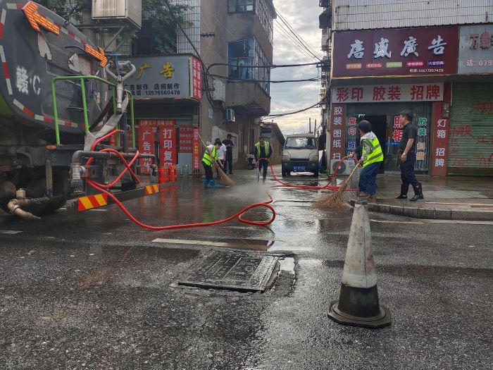 江西万载：暴雨突袭油污外溢 环卫铁军守护道路安全