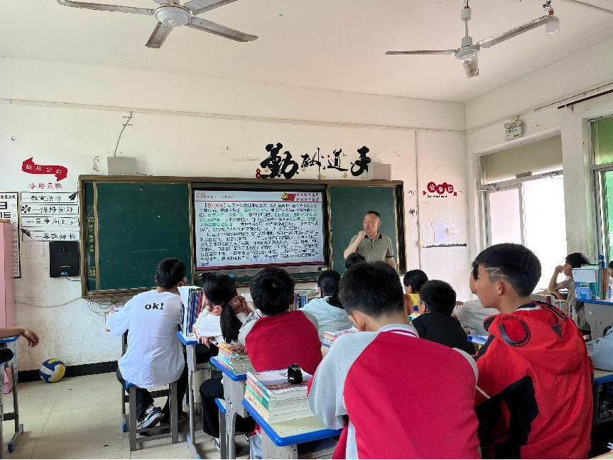 传承红色精神，缅怀烈士功绩——金溪县关工委送教左坊中小学校