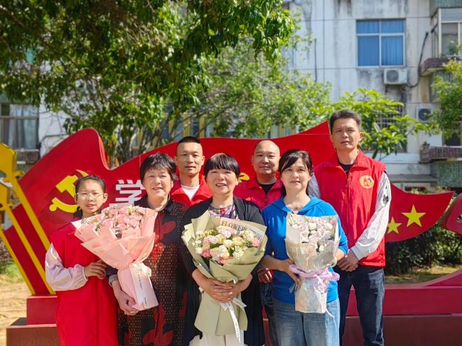 江西靖安：鲜花送母亲 拥军暖兵妈