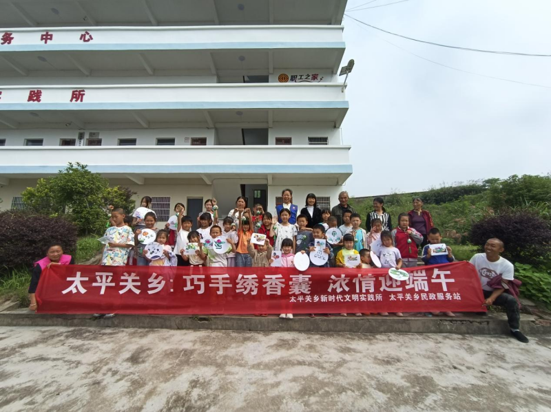 九江市彭泽县太平关乡：巧手绣香囊 浓情迎端午