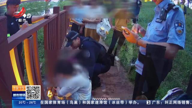 上饶万年：巡特警队员狂奔跳水 成功挽救轻生女孩