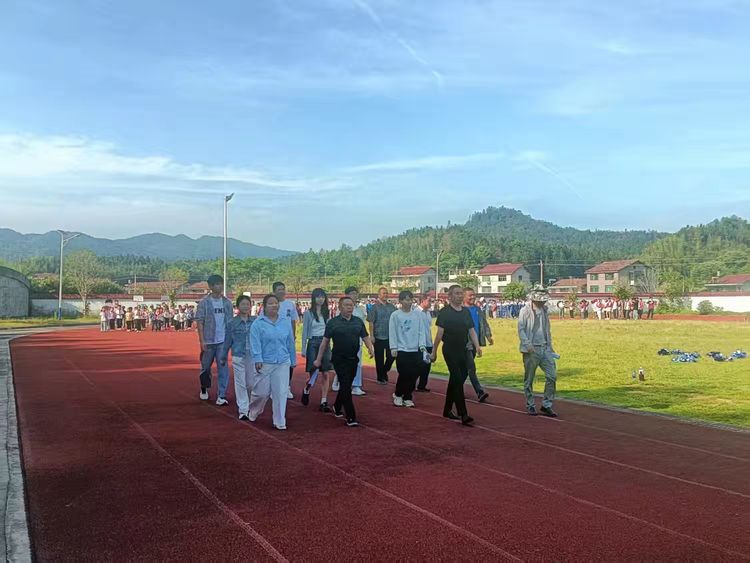 宜黄县新丰学校举办第二届田径运动会