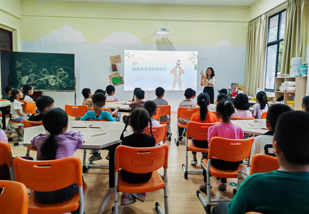 寻乌县城关小学家长进课堂——指尖魔法 扭出童趣